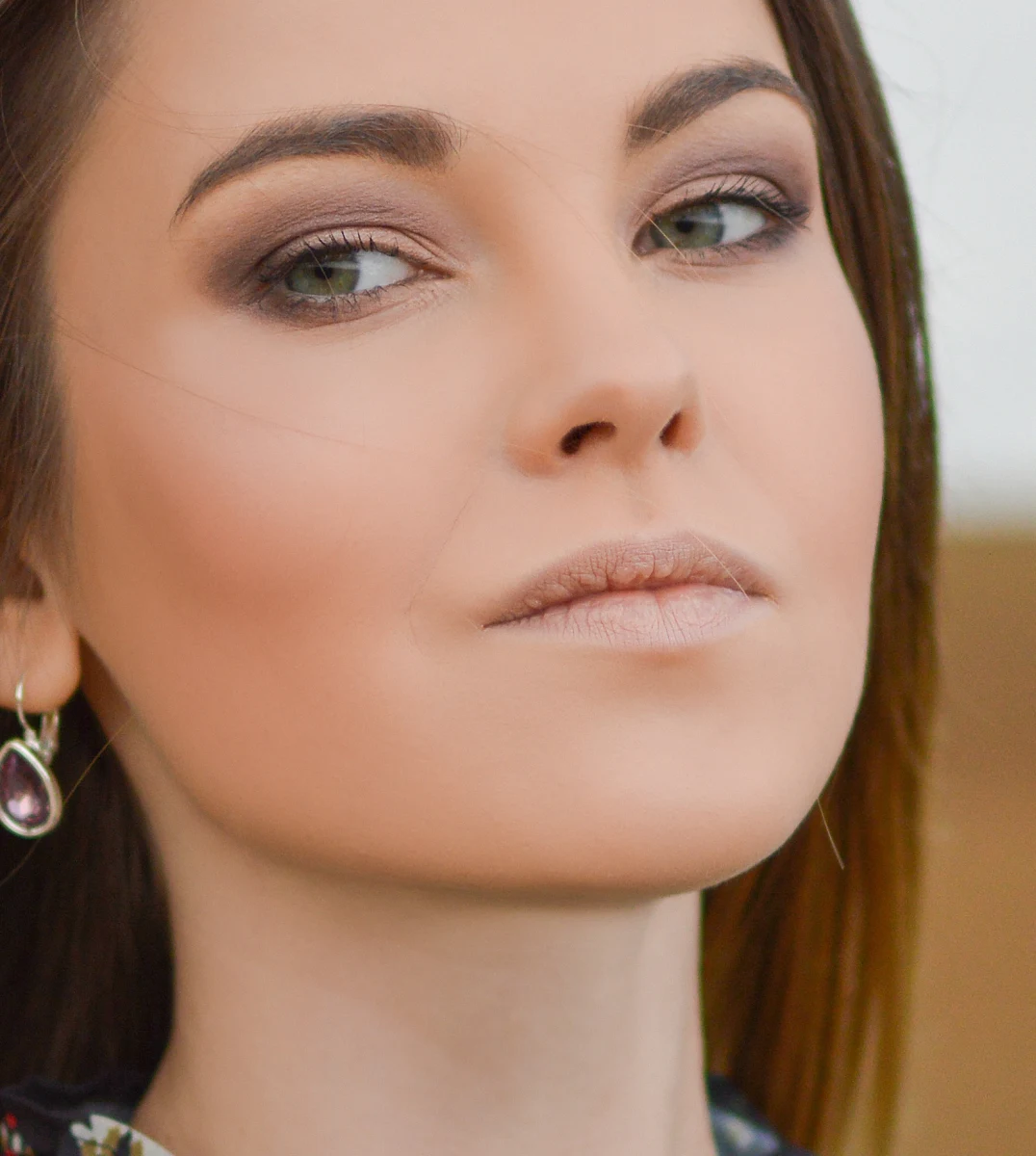 Portrait Light: soft contour under the cheekbones, light on the forehead and nose — before